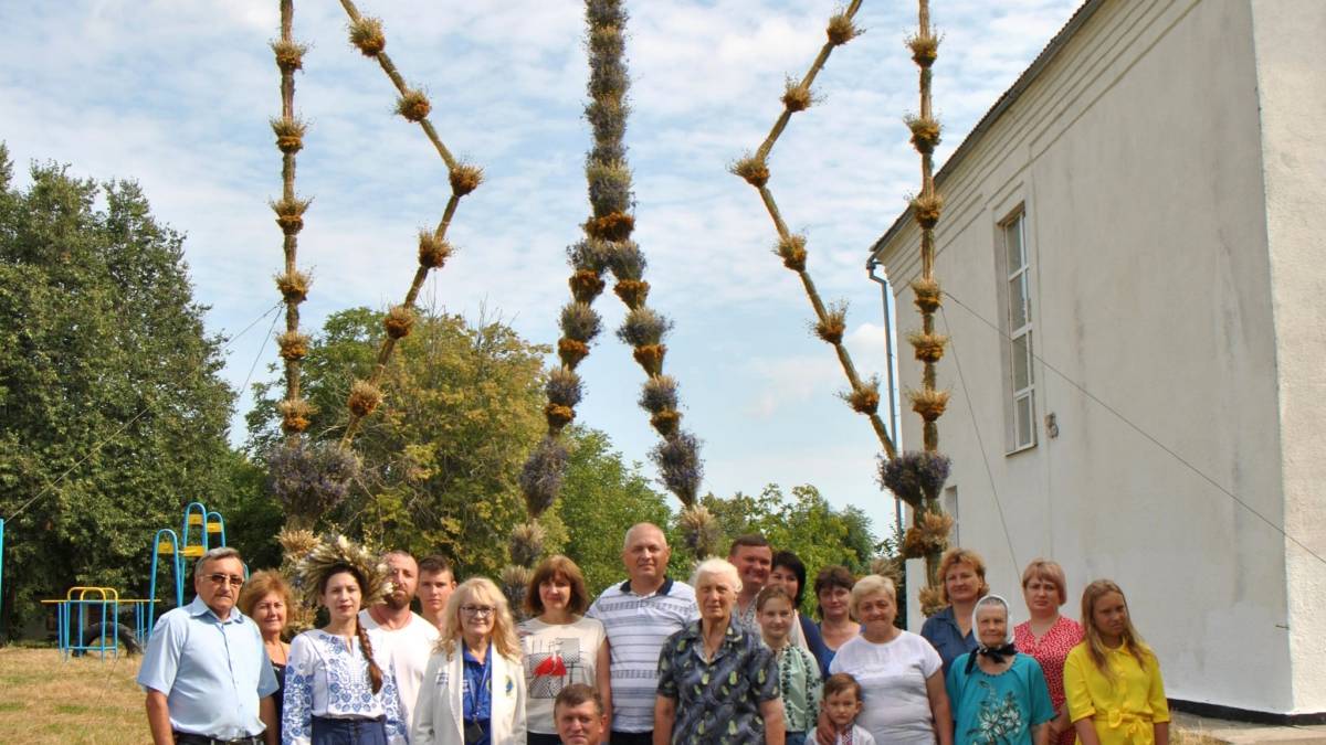На Хмельниччині зареєстрували всеукраїнський рекорд – найбільший тризуб із дідухів та сухоцвіту