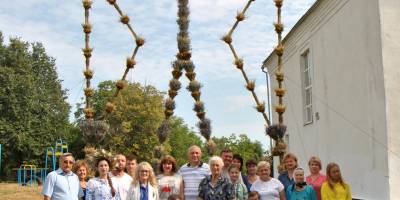 На Хмельниччині зареєстрували всеукраїнський рекорд – найбільший тризуб із дідухів та сухоцвіту