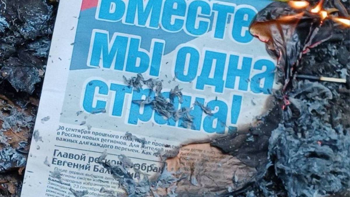 У Мелітополі активістки жіночого руху знищують пропагандистські газети окупантів