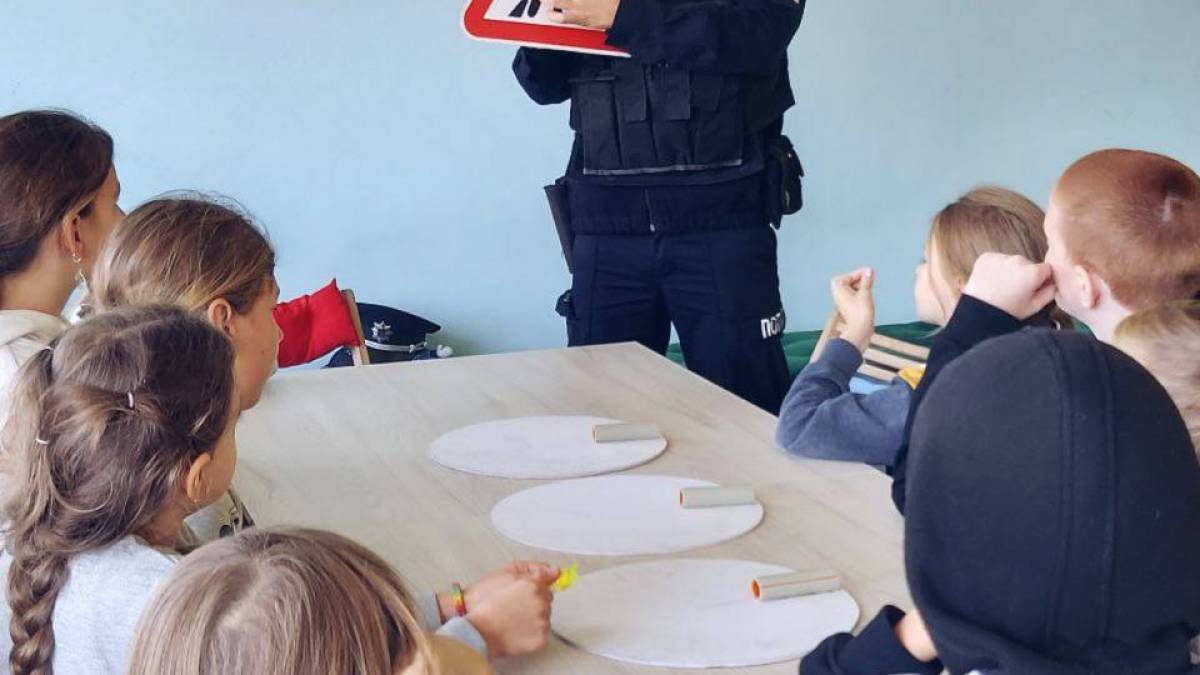 У Запоріжжі шкільні офіцери поліції провели пізнавальне заняття для дітей