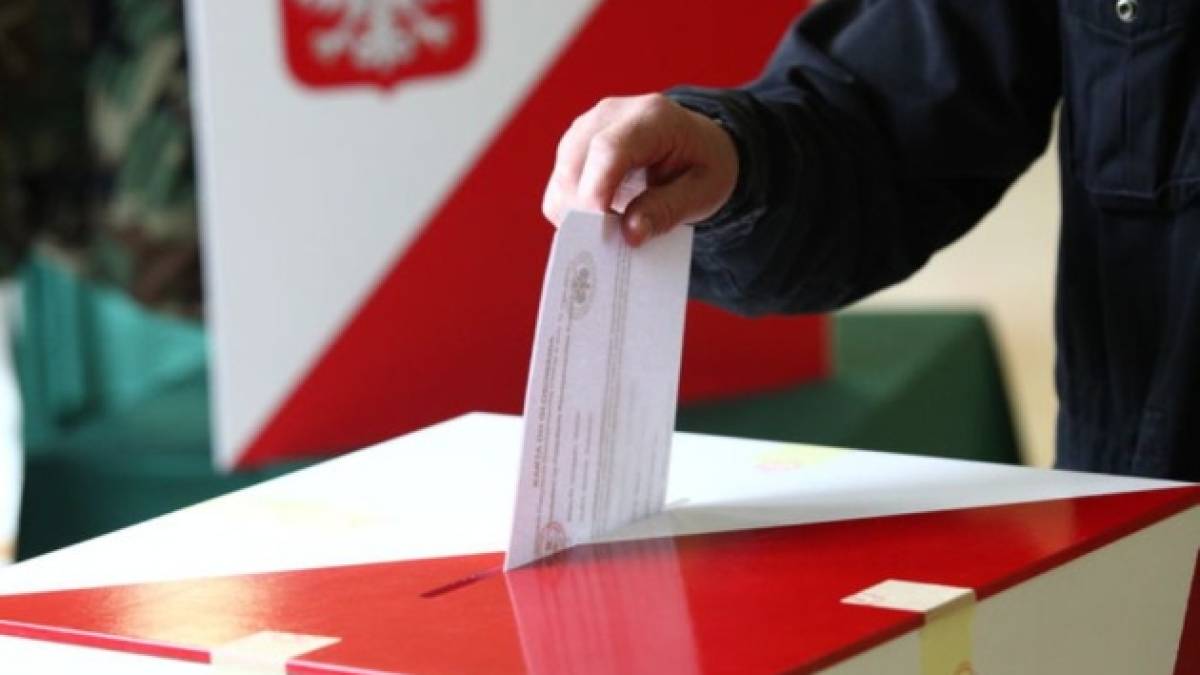 У Польщі почалося голосування на парламентських виборах та референдумі
