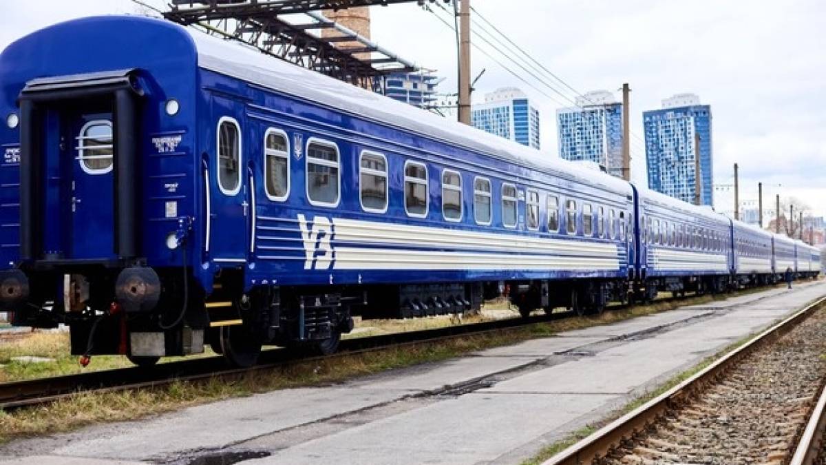 На залізничному вокзалі в Херсоні внаслідок авіаудару пошкоджено поїзд – «Укрзалізниця»