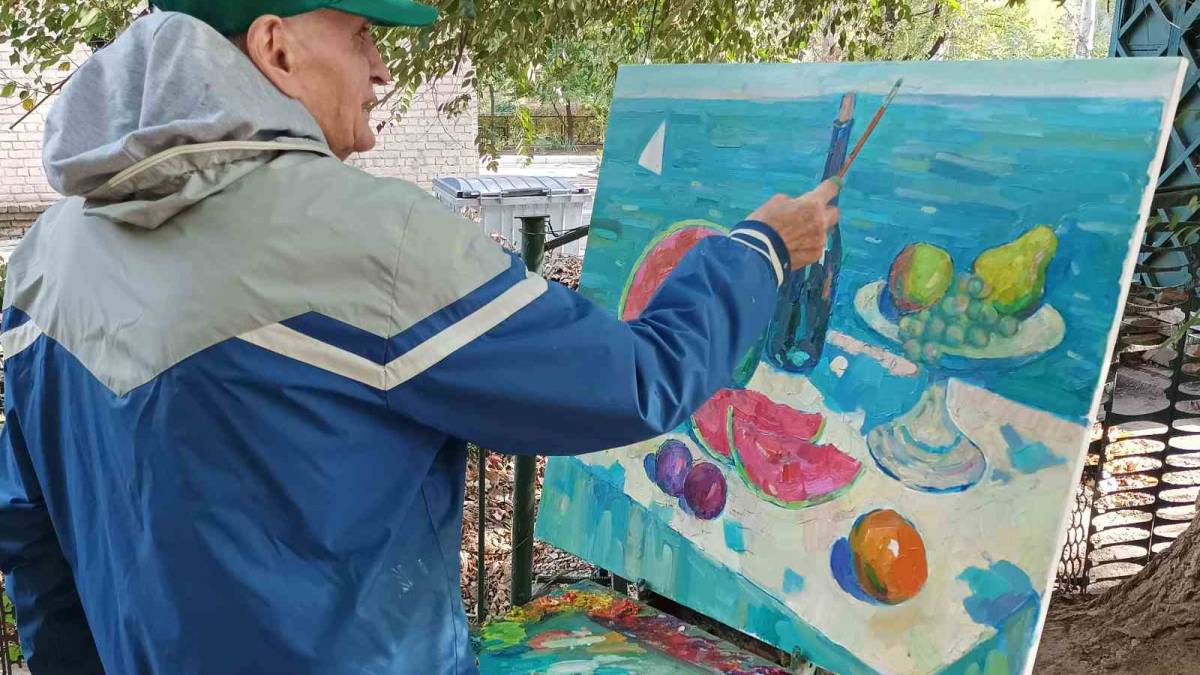 Художник малює море, згадує вчителя, готується до виставки