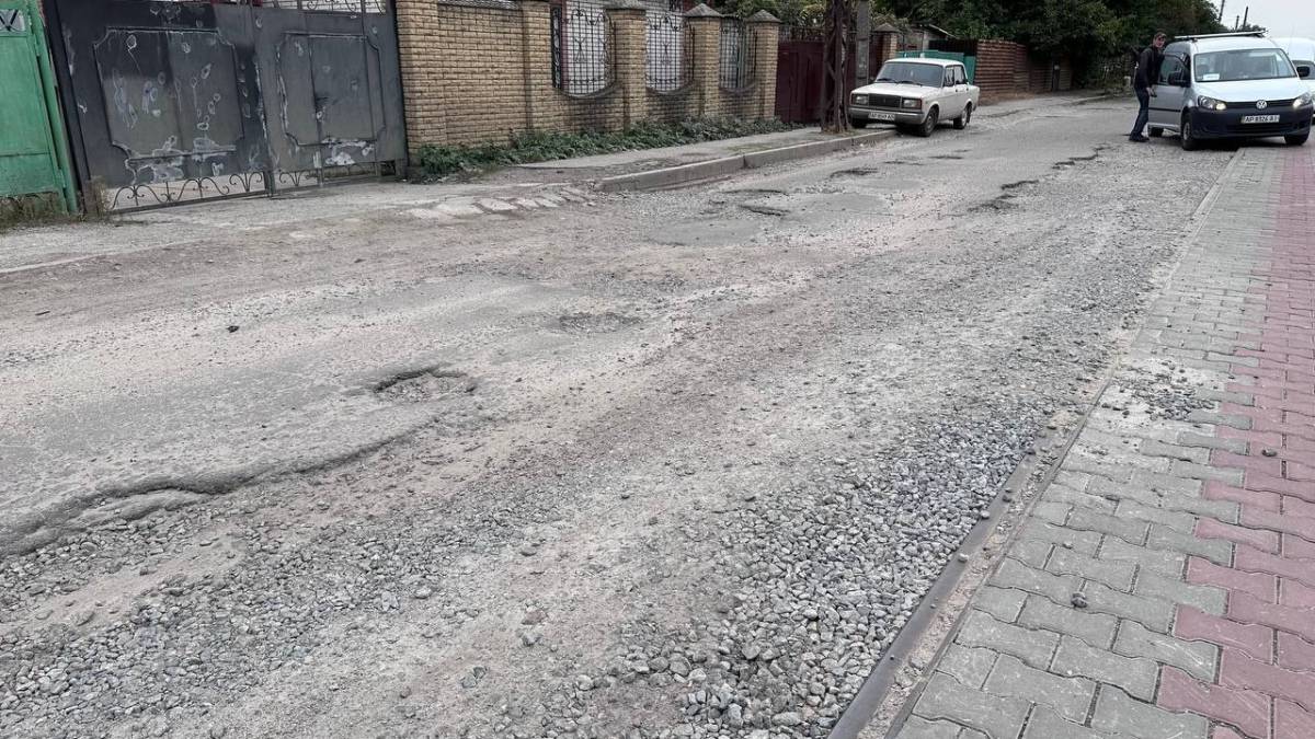 У Запоріжжі влада обіцяє відремонтувати дві вулиці, по яким неможливо ні їздити, ні ходити – фото