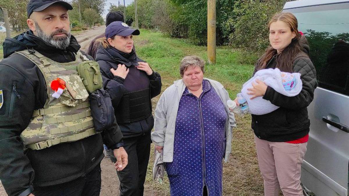 На Запоріжжі поліцейські вивезли з-під обстрілів родину з двотижневим немовлям