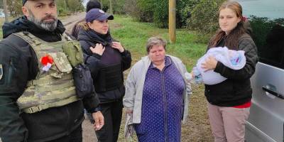На Запоріжжі поліцейські вивезли з-під обстрілів родину з двотижневим немовлям
