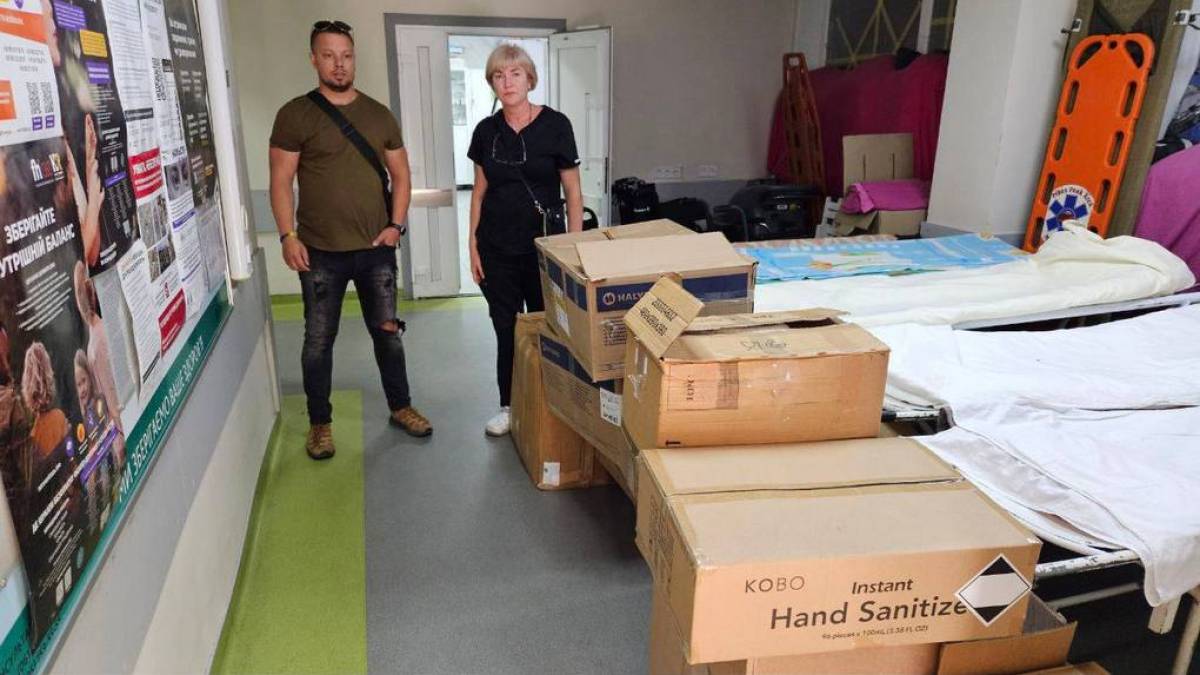 Енергодарці передали пораненим землякам у шпиталь білизну та медичні препарати