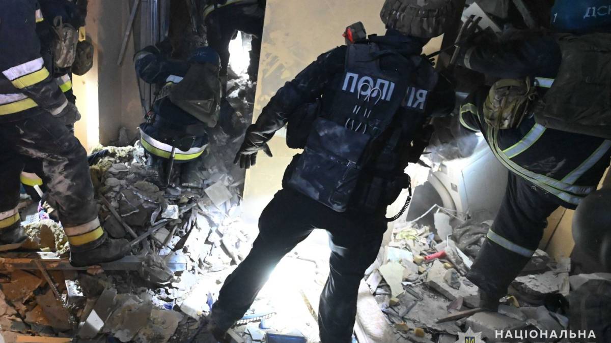 Поліцейські документують наслідки масованого ракетного обстрілу Запоріжжя