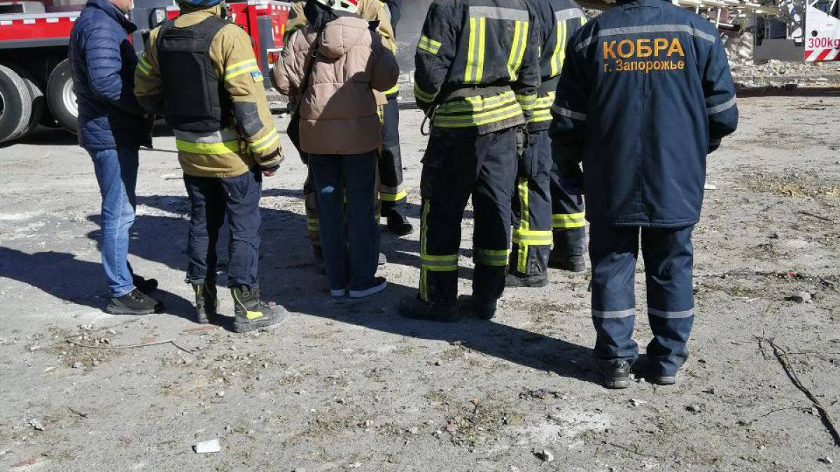 Під час нічного обстрілу Запоріжжя було пошкоджено близько 30 багатоповерхівок, навчальні та медичні заклади – Куртєв