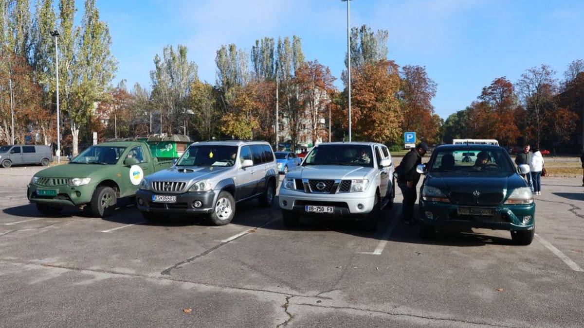 На Запорізький фронт відправили партію автівок