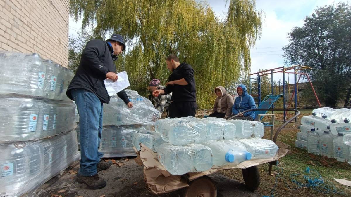 Запорізькі благодійники доставили воду у прифронтові громади