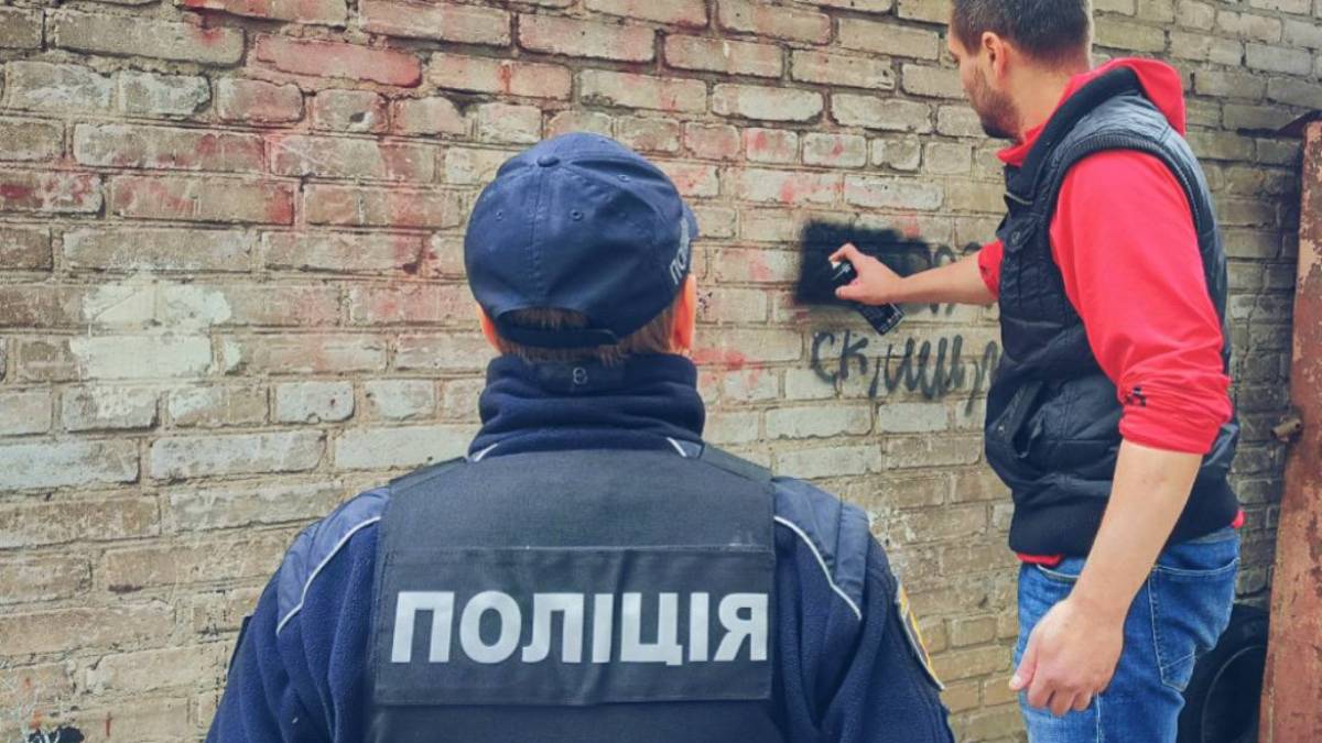 У Запоріжжі замальовують рекламу наркотиків