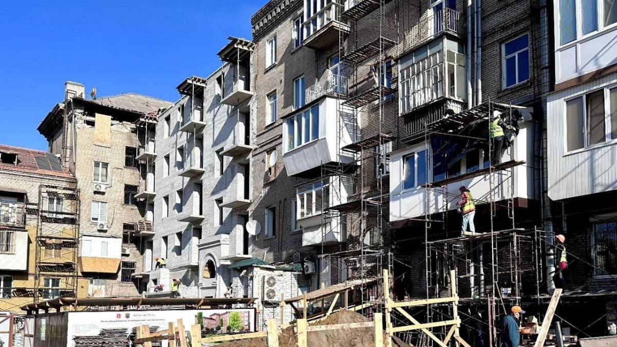 Відбудова триває: як у Запоріжжі відновлюють пошкоджені ракетами рф багатоповерхівки