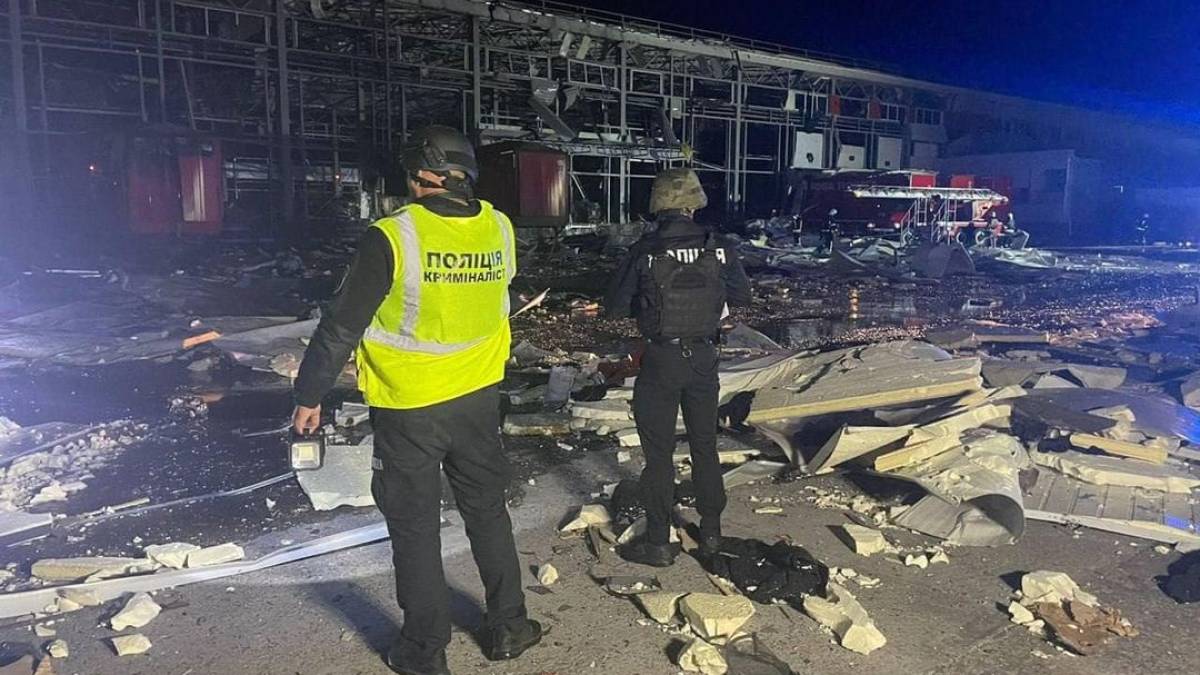 Армія рф вдарила ракетами по терміналу “Нової пошти” на Харківщині, є загиблі