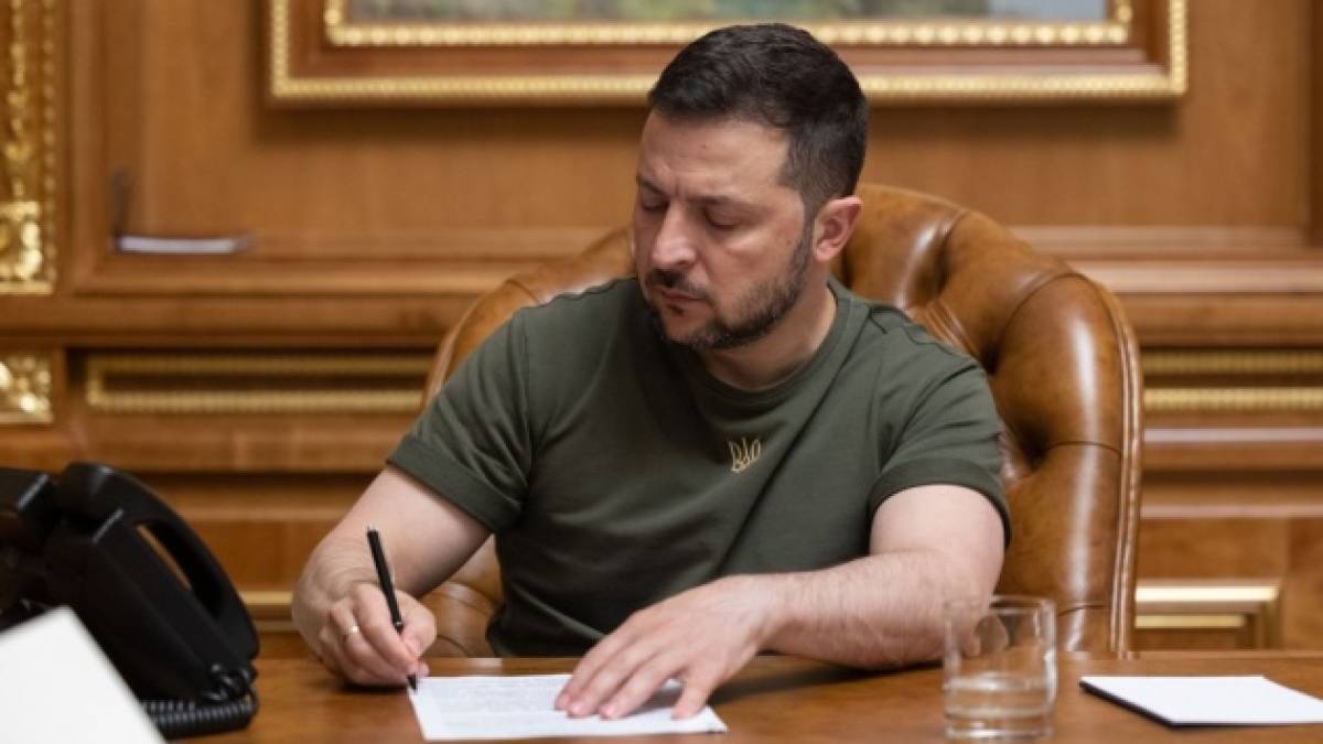Президент Зеленський звільнив трьох посадовців СБУ