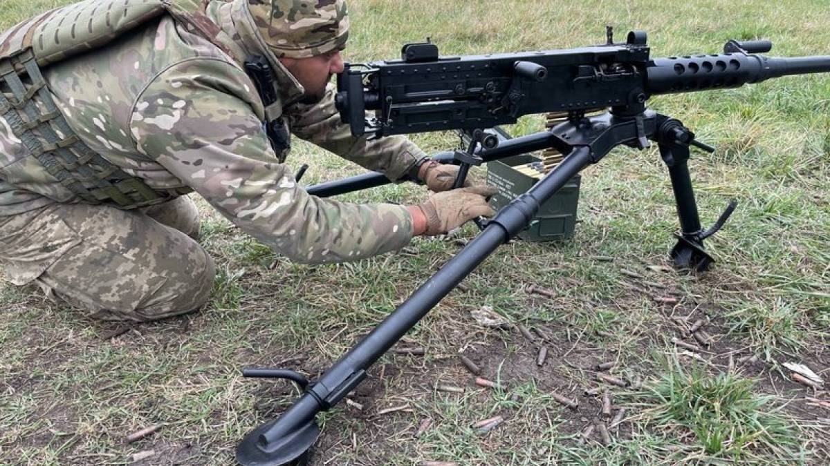 Військові на Запорізькому напрямку опановують кулемет «Браунінг»