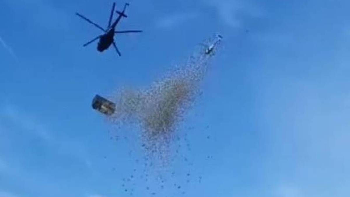У Чехії скинули мільйон доларів на поле з гелікоптера