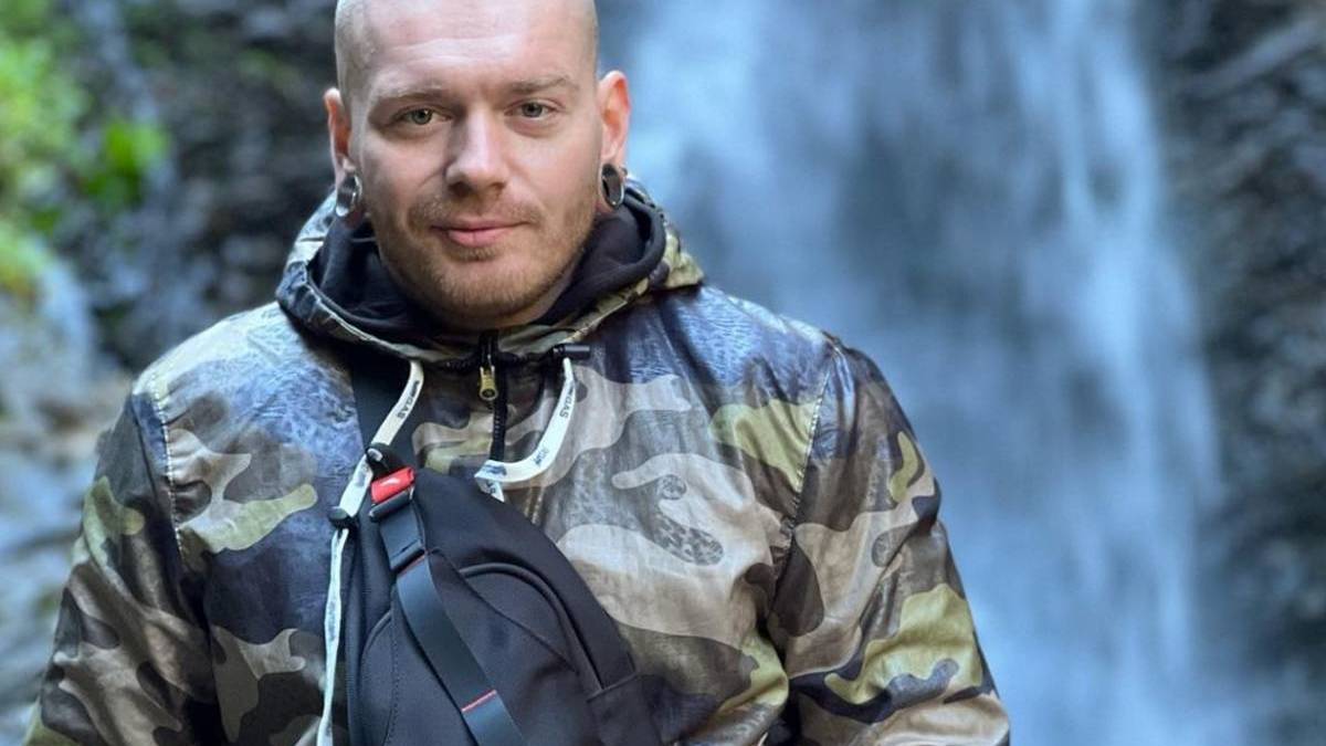 Відомий співак несподівано розлучився з третьою дружиною через рік після весілля