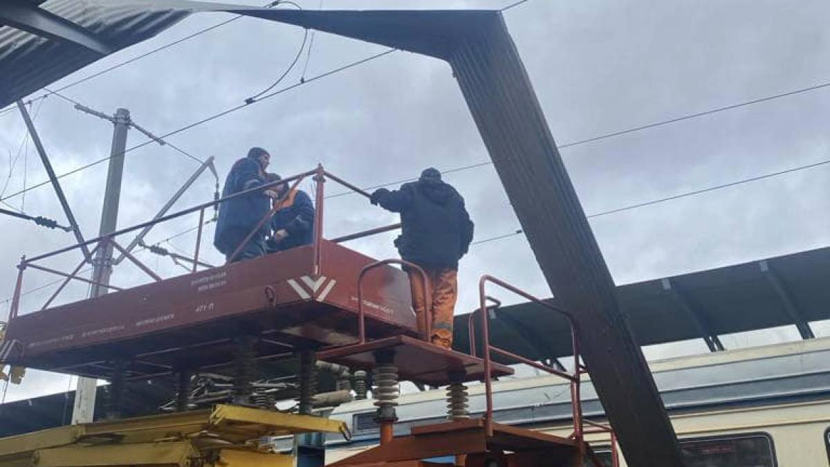 Попри стихію, поїзди продовжують рух, хоча є суттєві затримки – “Укрзалізниця”