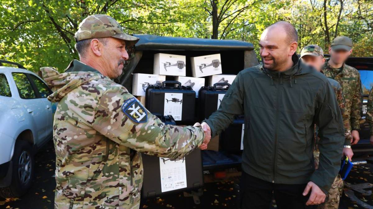 У Запоріжжі передали 10 бойових птахів бійцям Нацгвардії