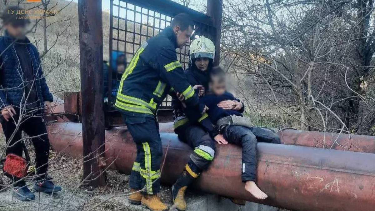 У Запоріжжі врятували дитину, яка могла впасти з висоти – фото