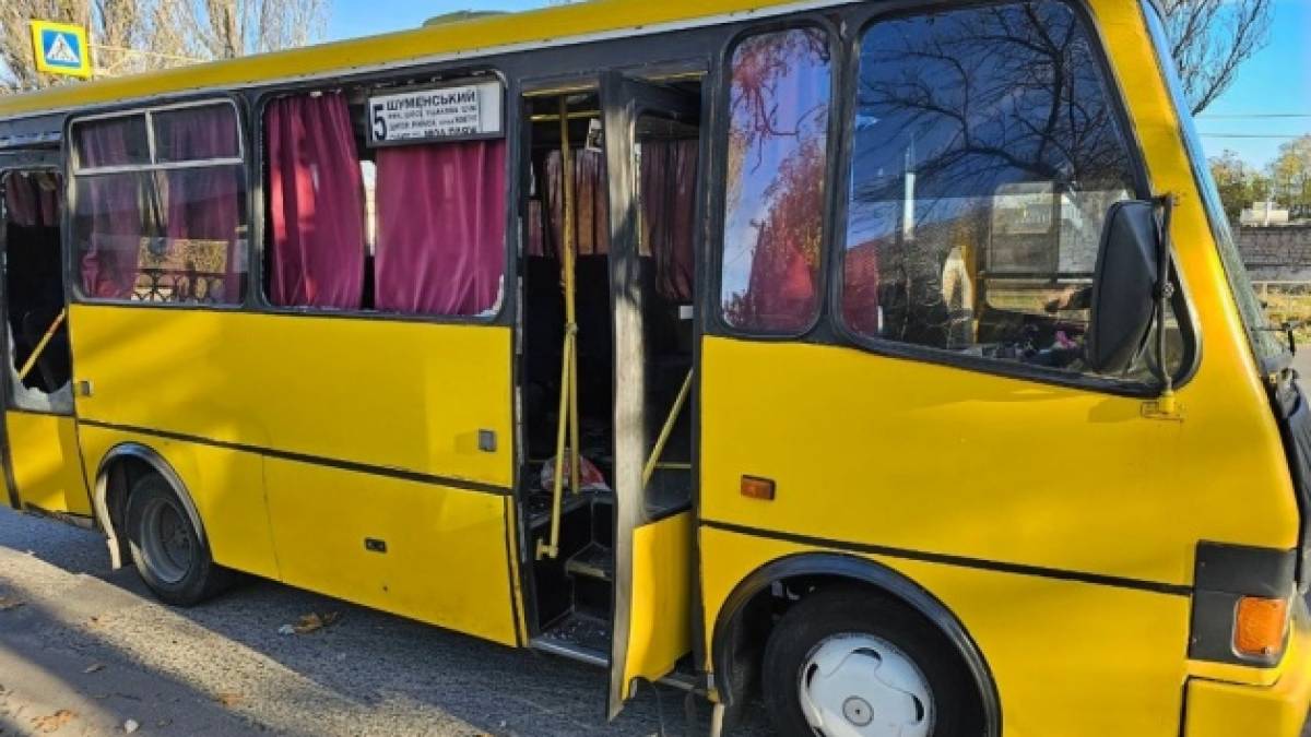 Росіяни вдень обстріляли маршрутку в Херсоні, семеро поранених (оновлено)