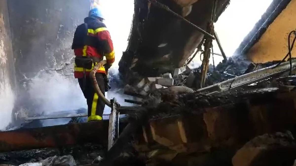 Ракетний удар по Запоріжжю: рятувальники ліквідували пожежу – відео