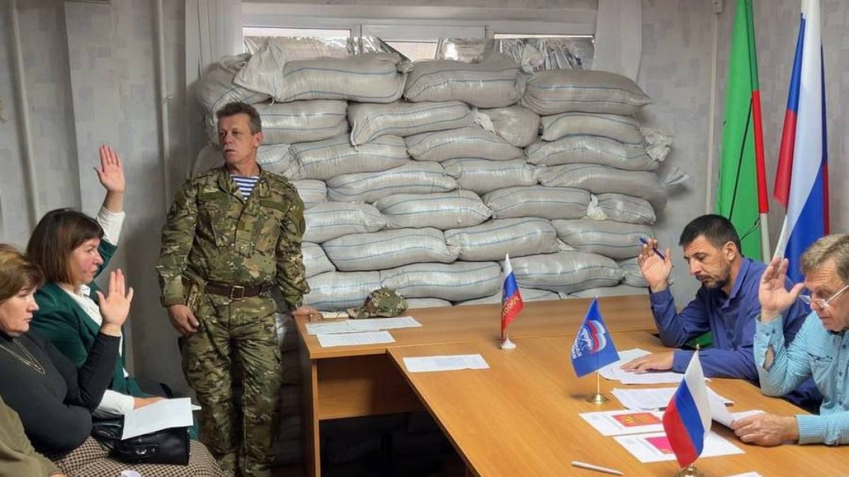 Бояться ЗСУ: на Запоріжжі депутати фейкової ради забарикадувалися під час сесії