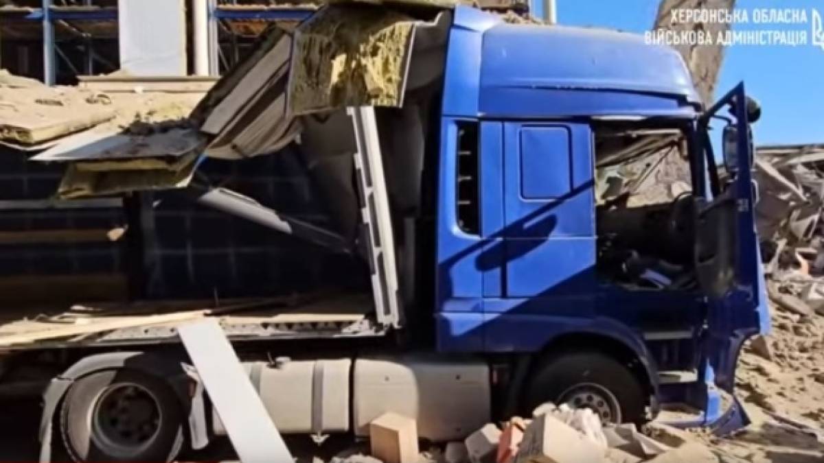 Унаслідок ракетного удару по автобазі у Херсоні постраждали працівники підприємства.