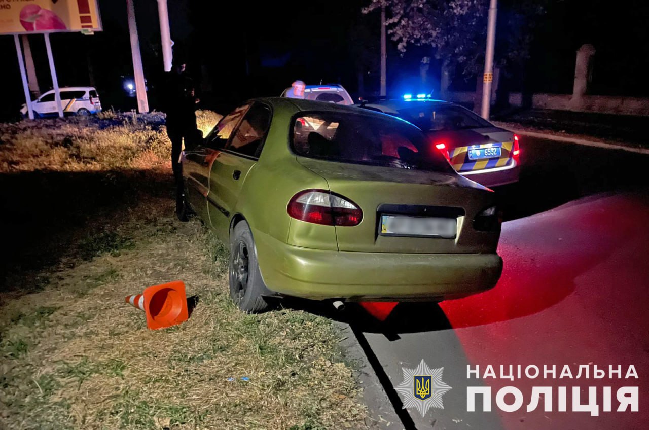 В Запорожье пьяный мужчина, угнавший автомобиль, напал на полицейских -  Газета МИГ