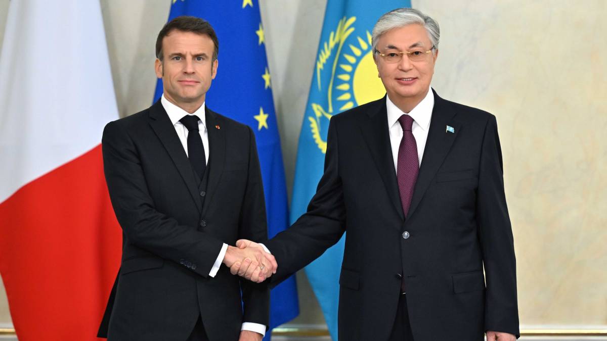 росія стурбована: Макрон приїхав у Казахстан і похвалив Токаєва за відмову бути “васалом”