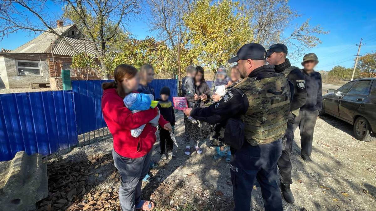 Пологівські поліцейські провели роз’яснювальну роботу серед жителів прифронтових сіл