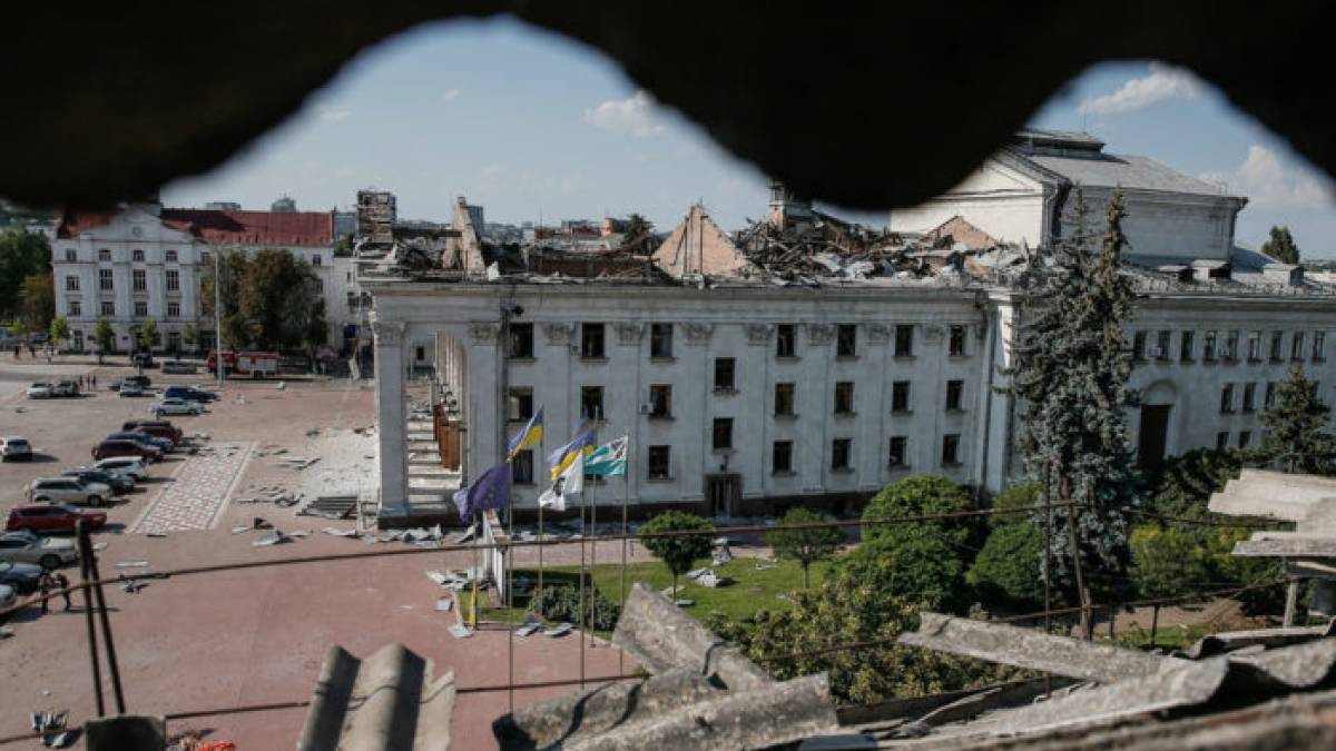 Серпневий удар росіян по драмтеатру в Чернігові, – чим били, звідки та хто?