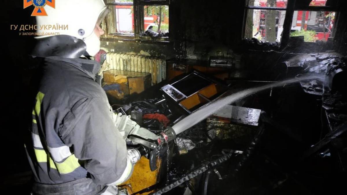 У Запоріжжі на пожежі у багатоповерхівці врятували пенсіонерку – фото