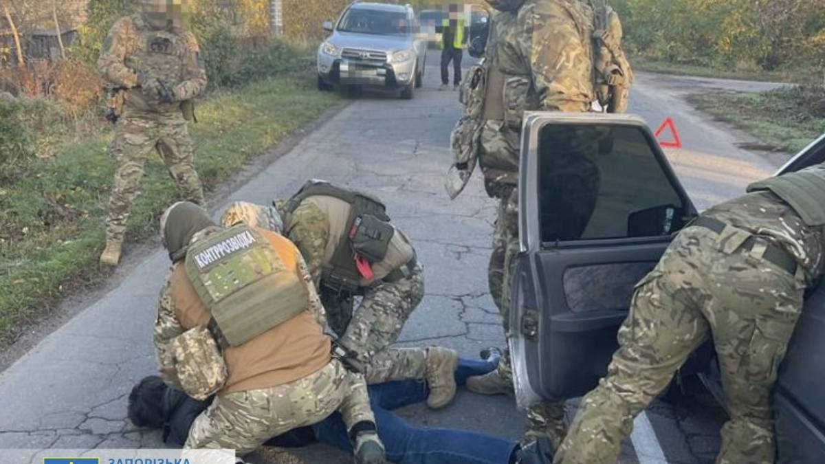 Діючий співробітник Запорізької ОВА передавав окупантам дані про переміщення техніки ЗСУ