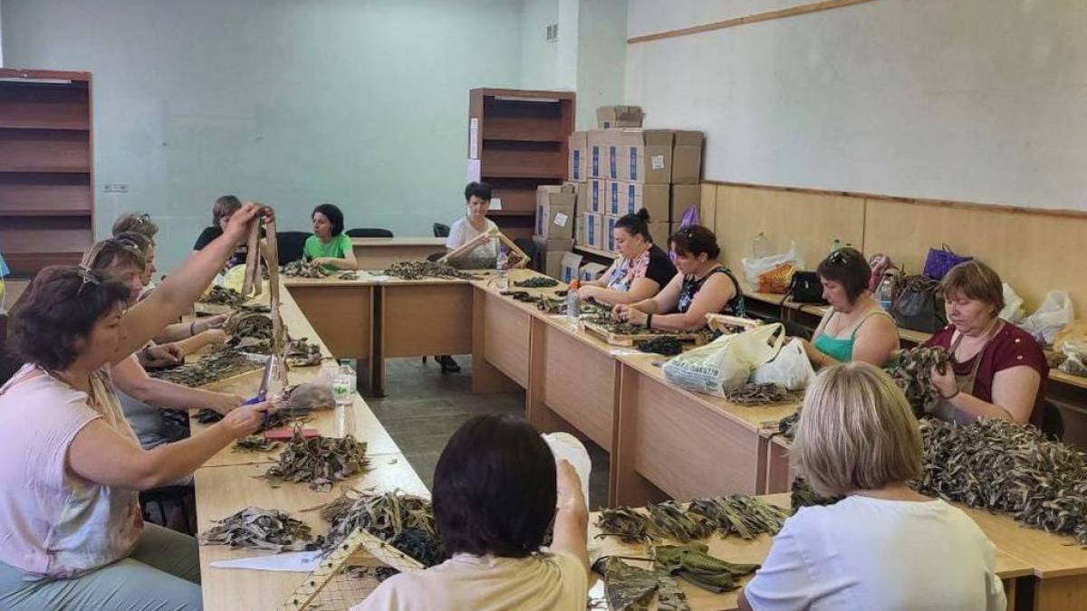 Енергодарські освітяни зробили власноруч для військових 1000 нашоломників