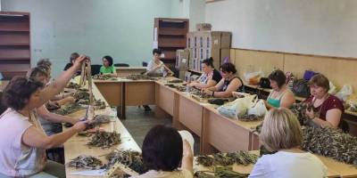 Енергодарські освітяни зробили власноруч для військових 1000 нашоломників