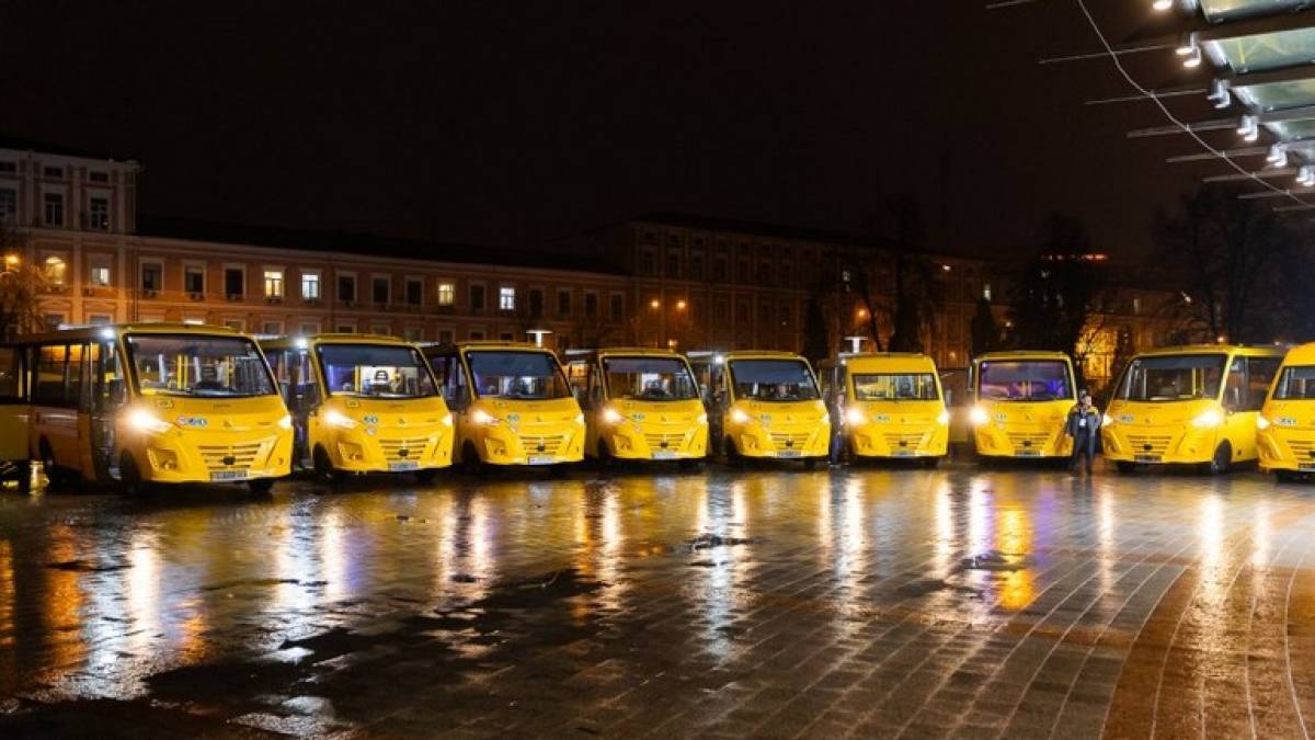 ЄС надає понад 370 автобусів у рамках кампанії солідарності «Шкільні автобуси для України»