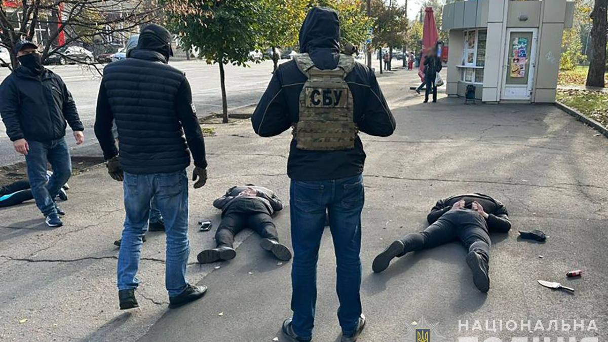 На Запоріжжі затримали рекетирів, які тероризували автоперевізників, щоб «віджати» їхній бізнес – фото, відео