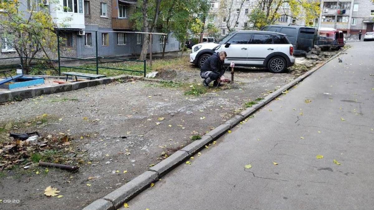 Мешканець Запоріжжя у дворі багатоповерхівки облаштував приватну стоянку – фото