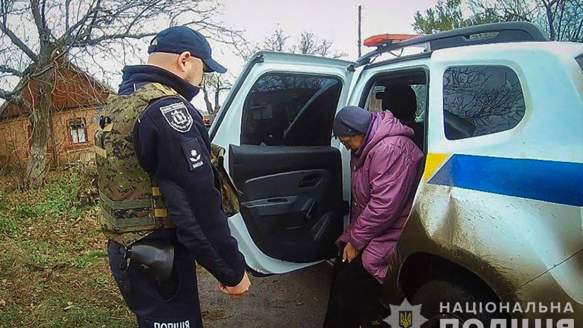 Оріхівські поліцейські евакуювали до лікарні жінку з Широкого (відео)