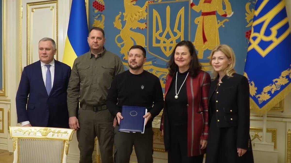 Посол ЄС передала Зеленському звіт Єврокомісії щодо України