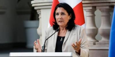 Президентка Грузії знову без погодження з урядом вирушила у закордонну поїздку