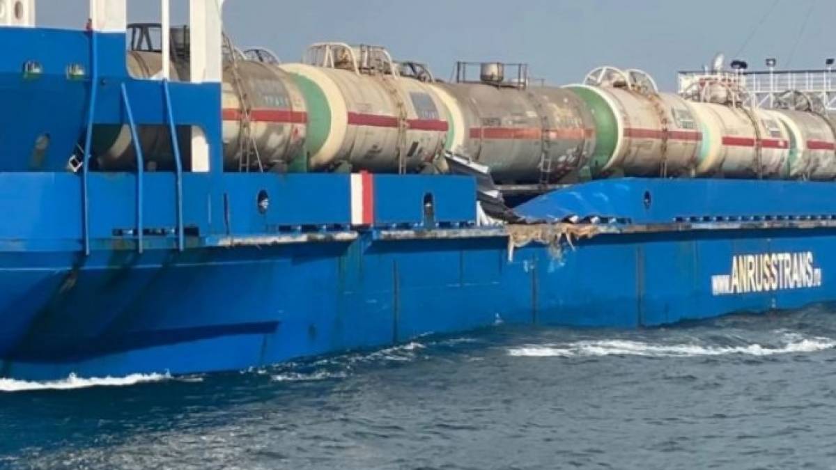 російське судно протаранили в Чорному морі