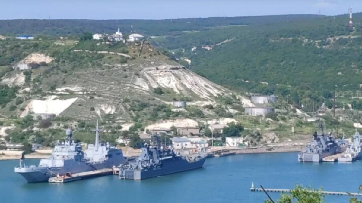 У розвідці підтвердили ураження двох російських десантних катерів у Криму