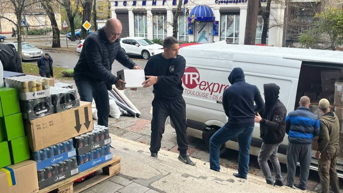 Енергодарські волонтери привезли для наших захисників багато потрібних речей