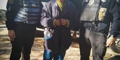 На Запоріжжі поліцейські евакуювали 85-річну жінку, якій вдалося вижити після обстрілу