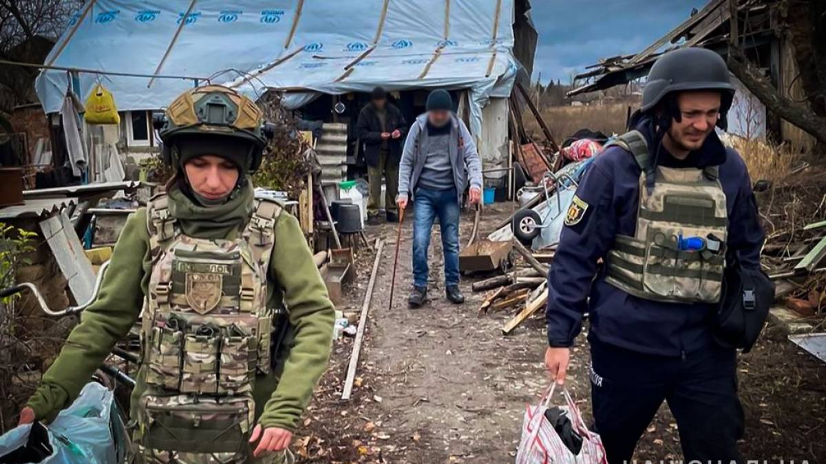 На Запоріжжі поліцейські евакуювали 55-річного селянина, будинок якого розбомбили вороги