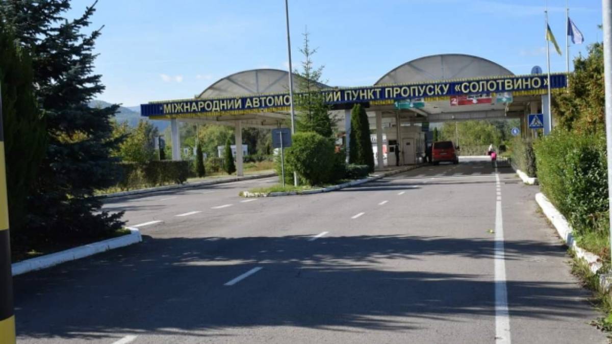  З 12 листопада не пропускатимуть важкий транспорт через ПП “Солотвино – Сігету-Мармацієй”: міст в аварійному стані