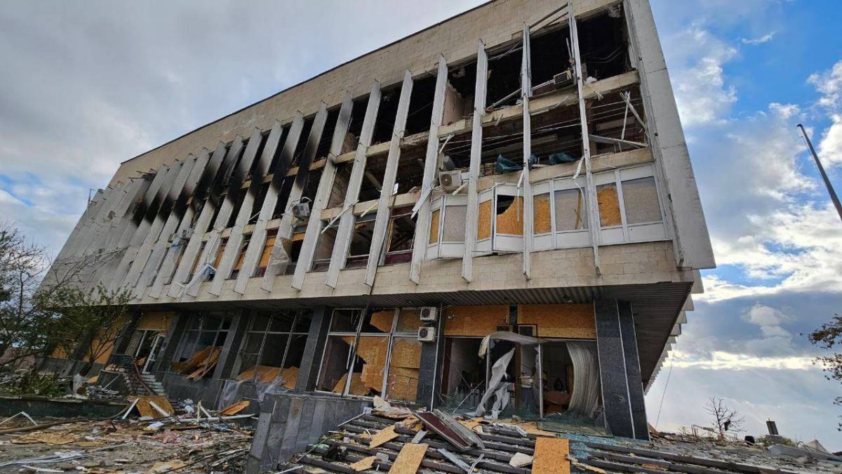 російські терористи влучили у будівлю Херсонської обласної бібліотеки
